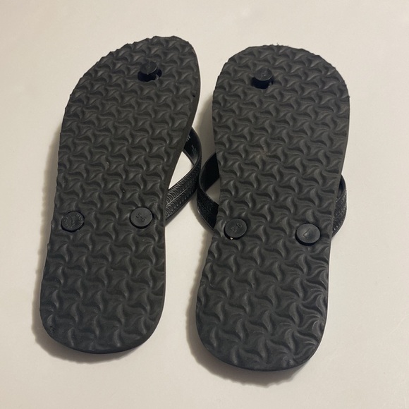 Old navy flip flops size 5/6 - Picture 3 of 3